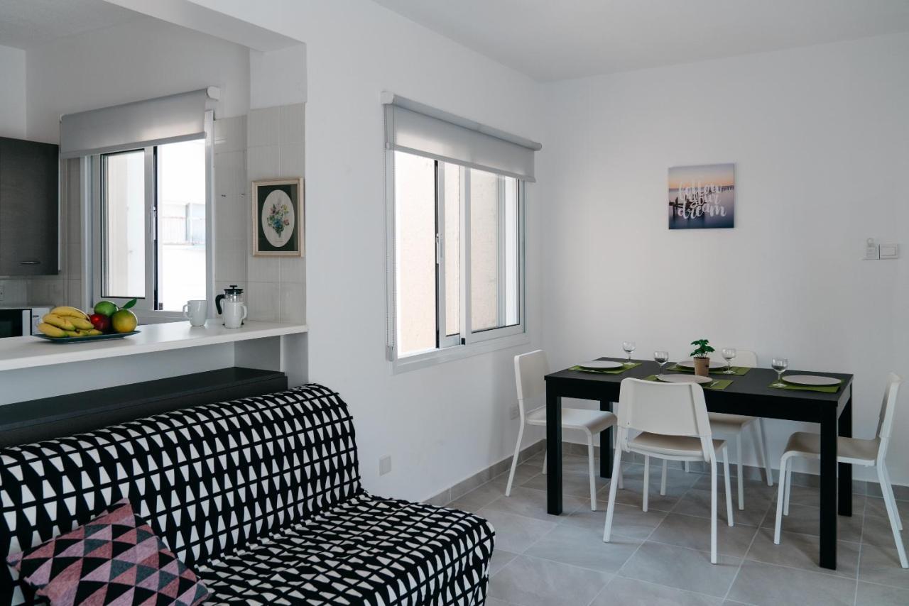 Seasunlove Apt. Apartamento Larnaca Exterior foto