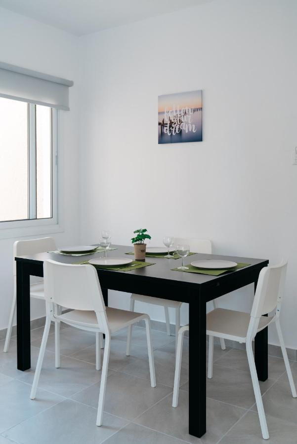 Seasunlove Apt. Apartamento Larnaca Exterior foto